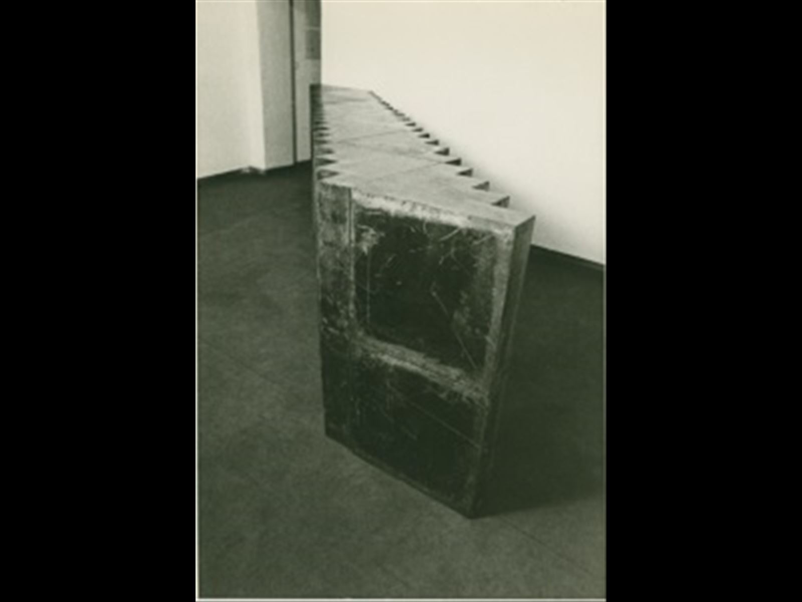 Azione trasformativa 3, articolazione diagonale 20-20-20. Nicola Carrino, Primo Piano.  Roma, 1975. Archivio Nicola Carrino.