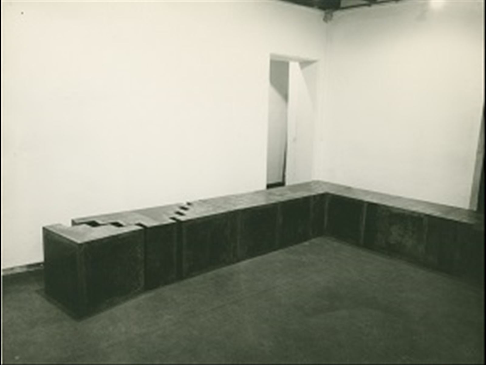 Azione trasformativa 4, percorrenza zig zag 60 moduli. Nicola Carrino, Primo Piano.  Roma, 1975. Archivio Nicola  Carrino.