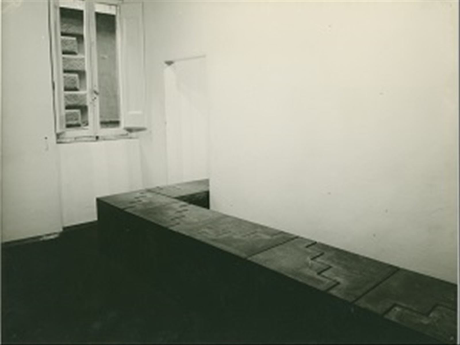 Azione trasformativa 4, percorrenza zig zag 60 moduli. Nicola Carrino, Primo Piano.  Roma, 1975. Archivio Nicola Carrino.