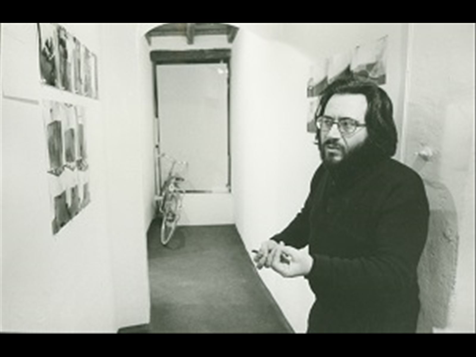Esposizione di fotografie dei lavori precedentemente svolti. Nicola Carrino,   Primo Piano.  Roma, 1975. Archivio Nicola Carrino.