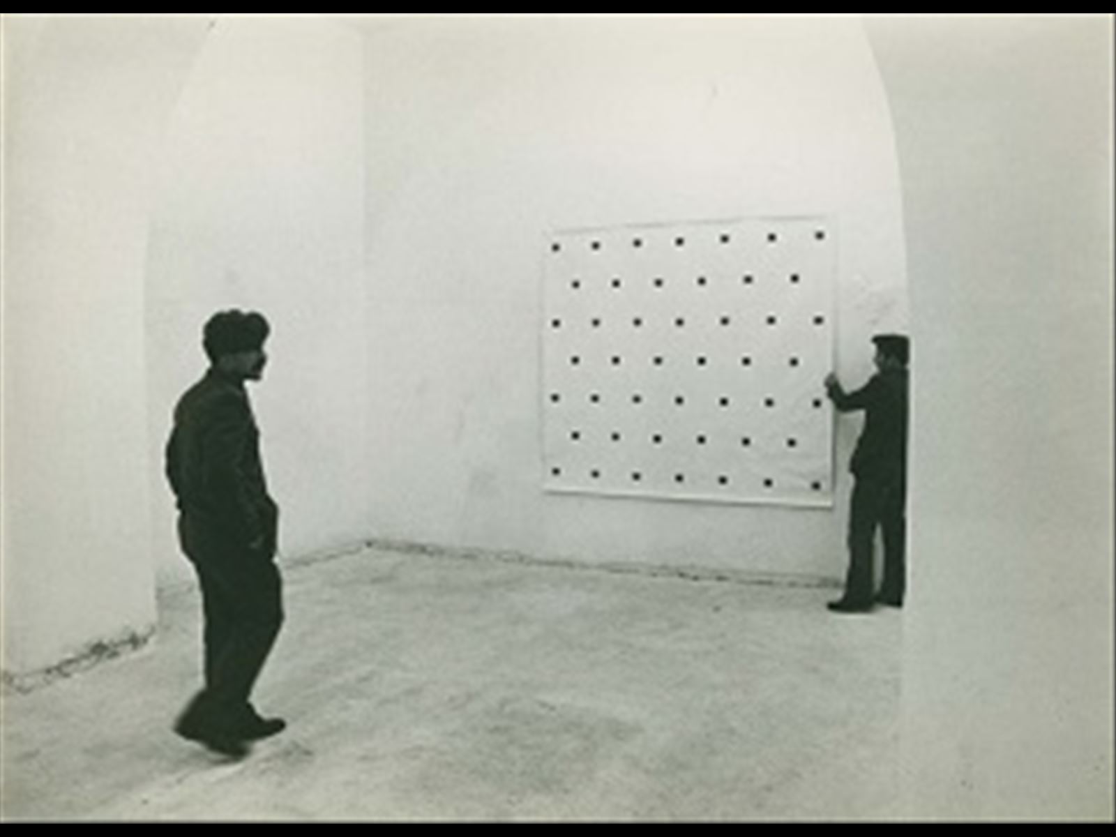 Niele Toroni, Galleria D'Alessandro. Roma,  1974. Foto Mimmo Capone.