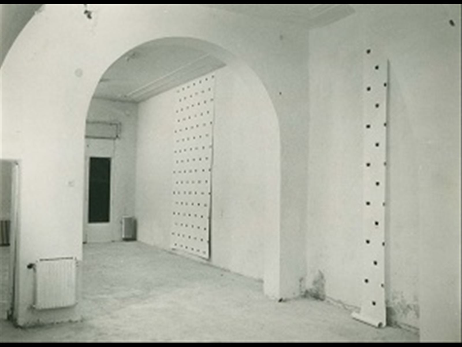Niele Toroni, Galleria D'Alessandro. Roma, 1974.  Foto Mimmo Capone.