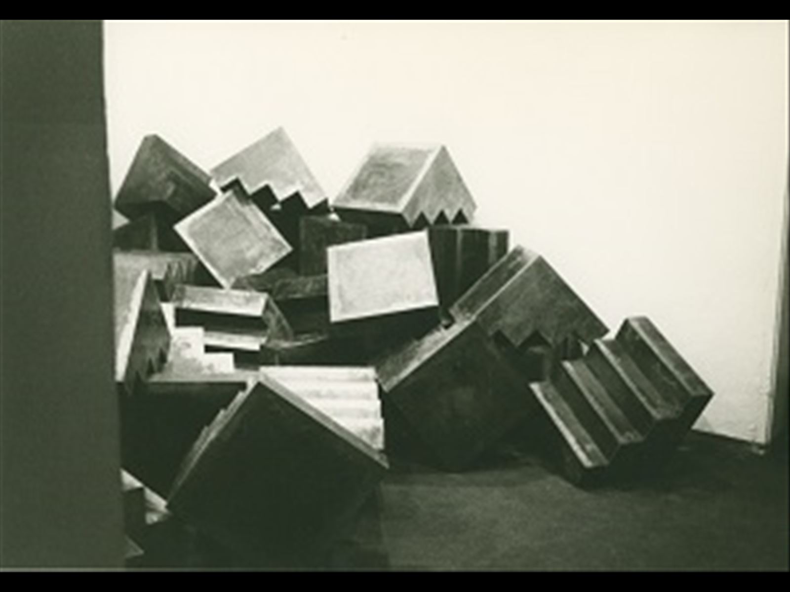 Opening. Costruzione cumulo-parete 60 moduli. Nicola Carrino, Primo Piano. Roma, 1975. Archivio Nicola Carrino.