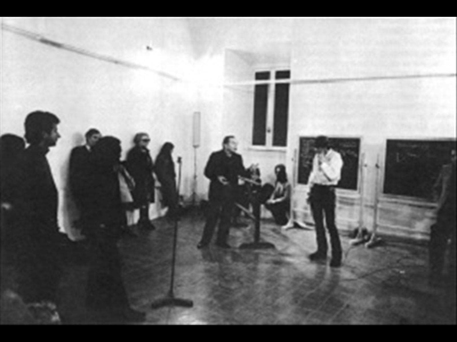 Joseph Beuys, Incontri Internazionali d'Arte. Roma, 1972. Foto Massimo Piersanti.Tra i partecipanti si riconoscono Giorgio Franchetti, Mimise Guttuso, Renato Guttuso.