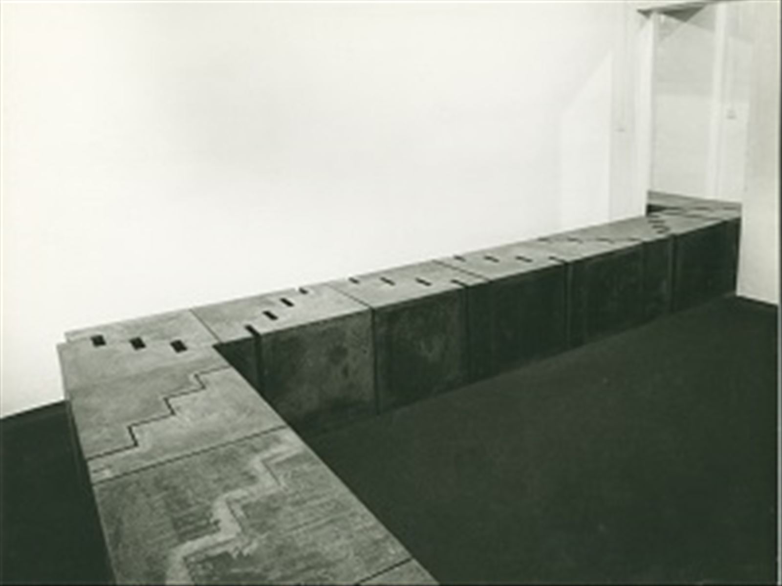 Azione trasformativa 4, percorrenza zig zag 60 moduli. Nicola Carrino, Primo Piano.  Roma, 1975. Archivio Nicola Carrino.
