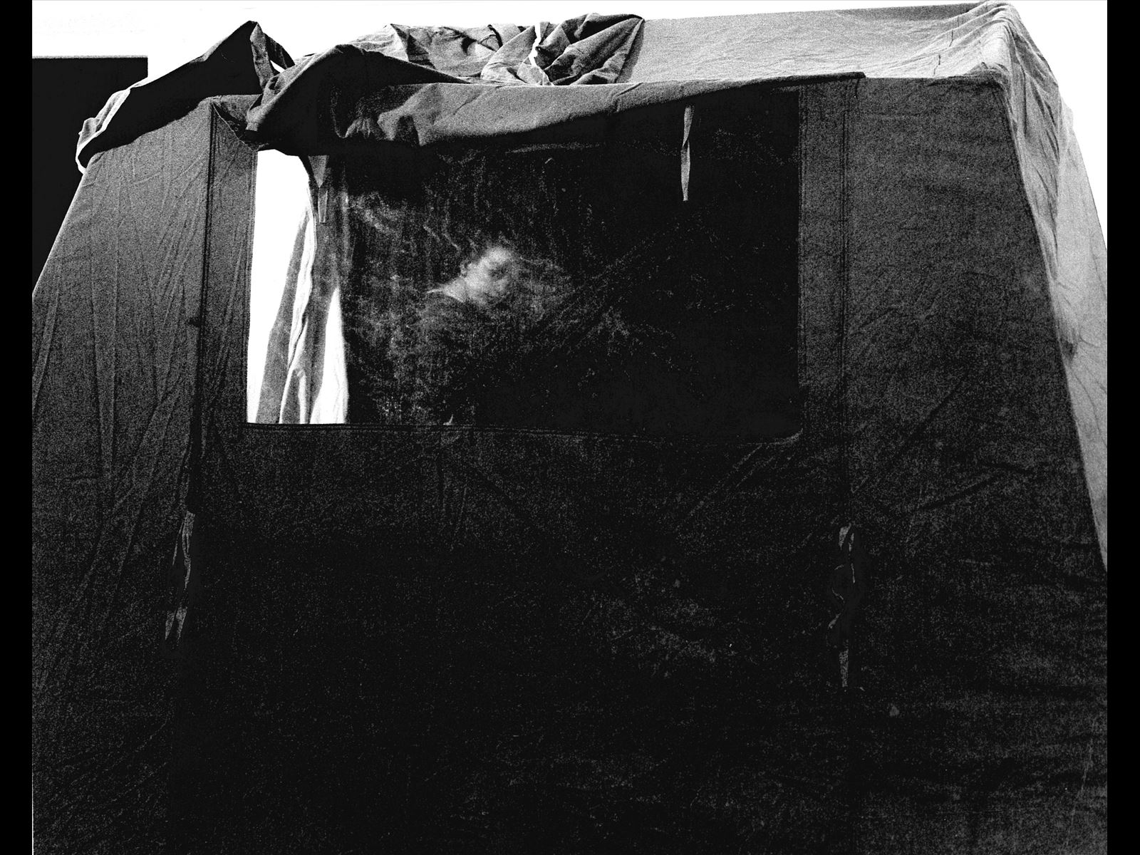 Concetto spaziale d’après Watteau, 1971-1996, tenda da campeggio, tela, metallo, cm 200 x 280 x 480