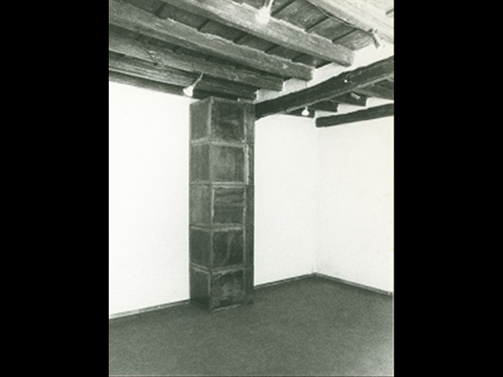 Azione trasformativa 2, articolazione verticale 10-20-30 moduli. Nicola Carrino,   Primo Piano.  Roma, 1975. Archivio Nicola Carrino.