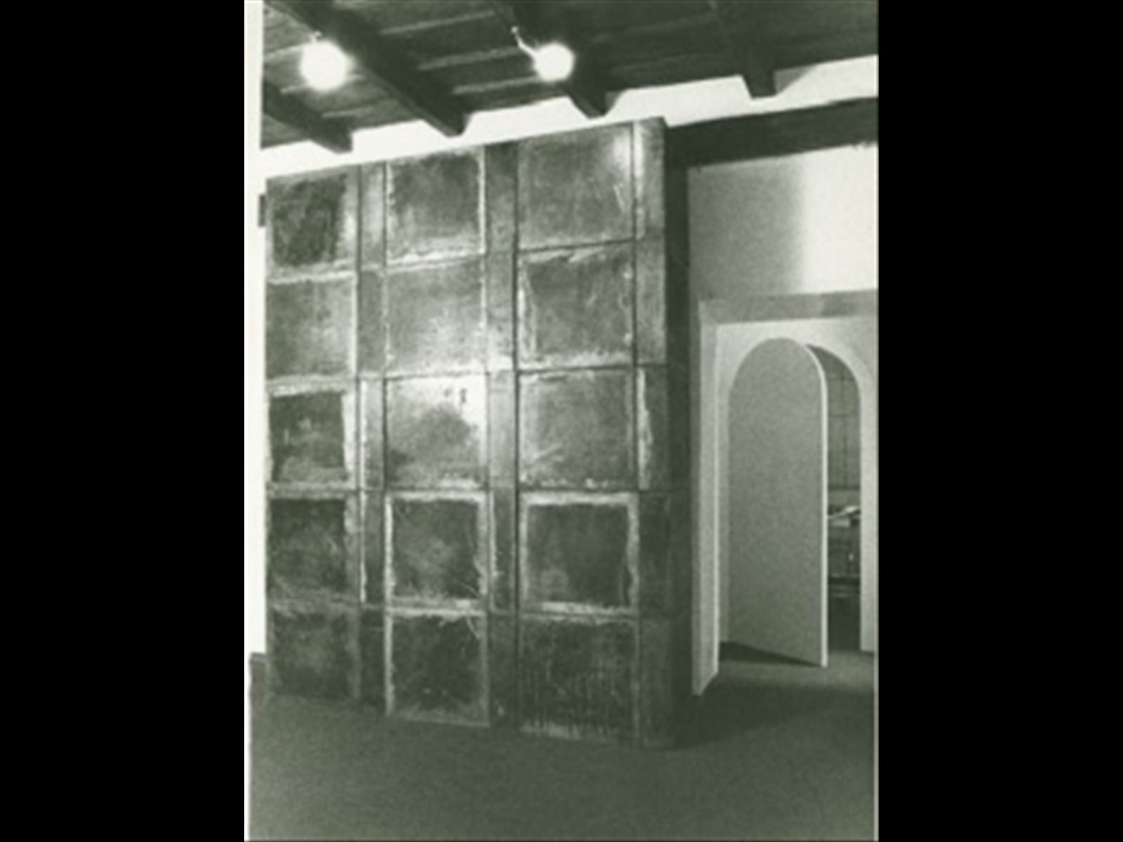 Azione trasformativa 2, articolazione verticale 10-20-30 moduli. Nicola Carrino, Primo Piano.  Roma, 1975.  Archivio Nicola Carrino.